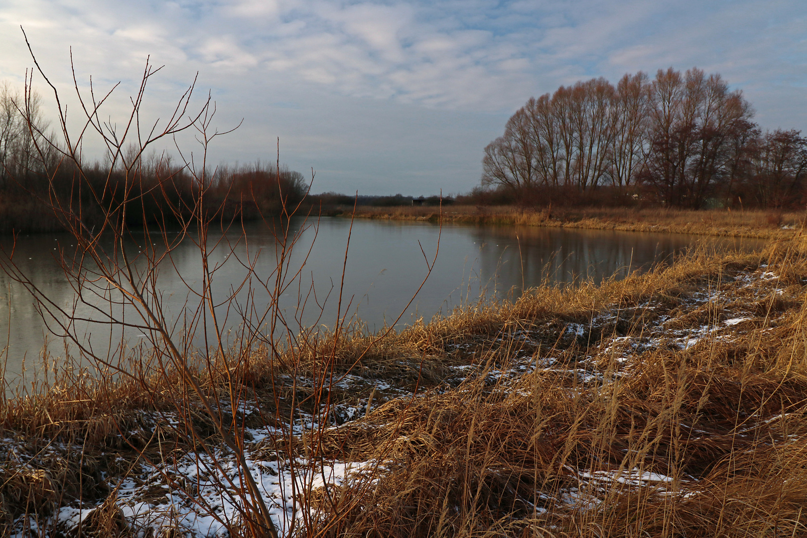 Eis auf dem Regenbecken