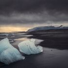 Eis auf schwarzem Strand