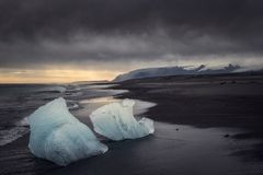 Eis auf schwarzem Strand