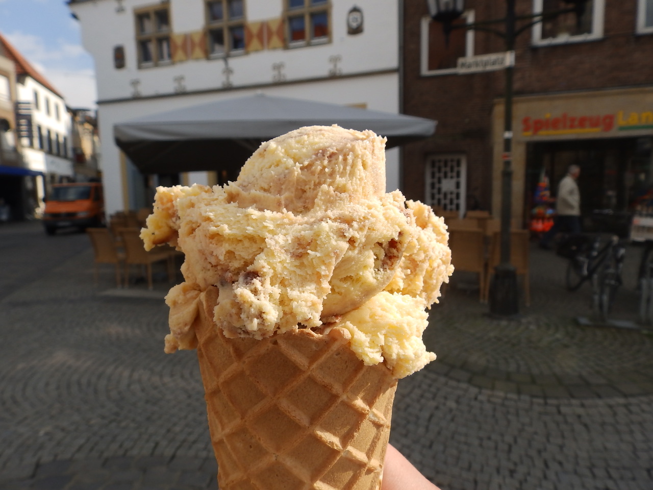 Eis essen im Sommer