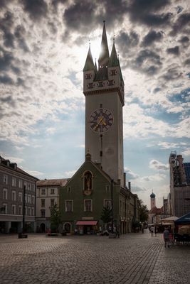 Eis im Turm in einer Stadt an der Donau