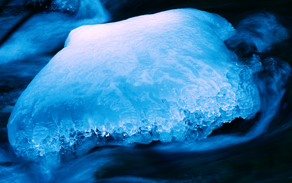 Eis in eiskaltem Wasser