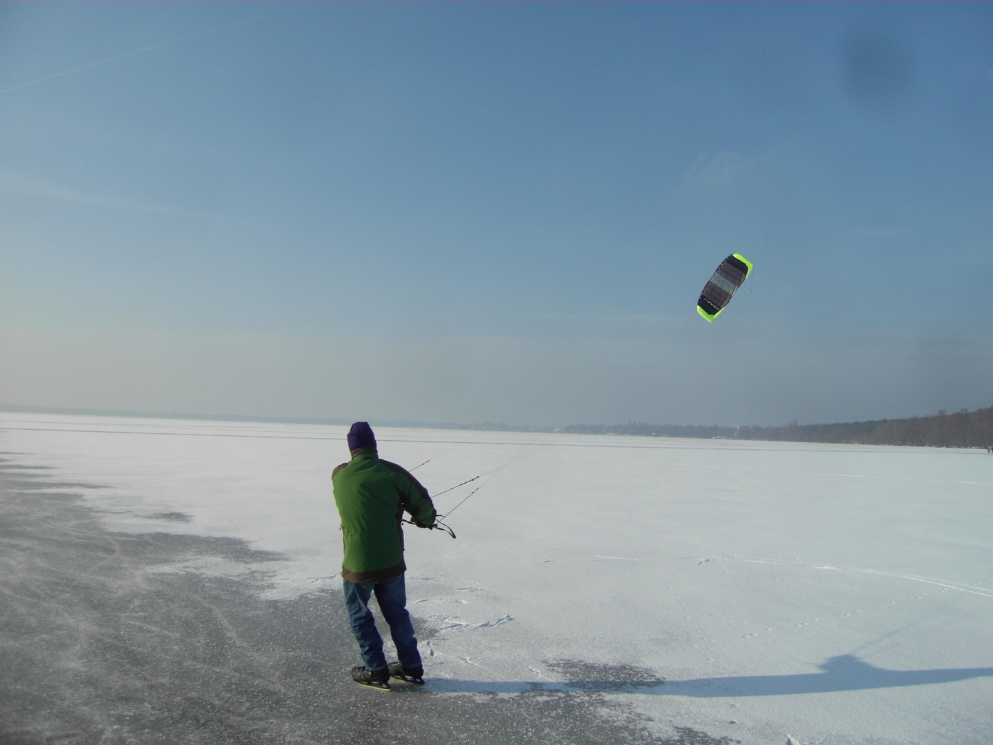 Eis Skater mit Schittschuhen und eine Drachen, Kitesurfer