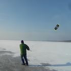 Eis Skater mit Schittschuhen und eine Drachen, Kitesurfer