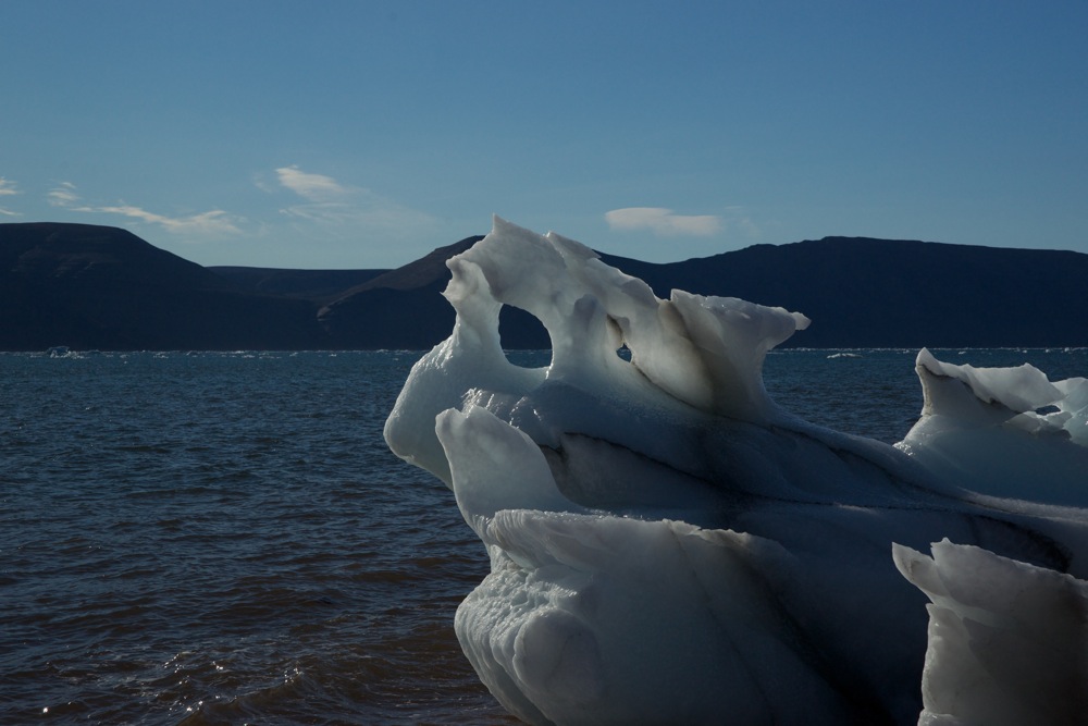 Eis-Skulptur am Strand von Siorapaluk