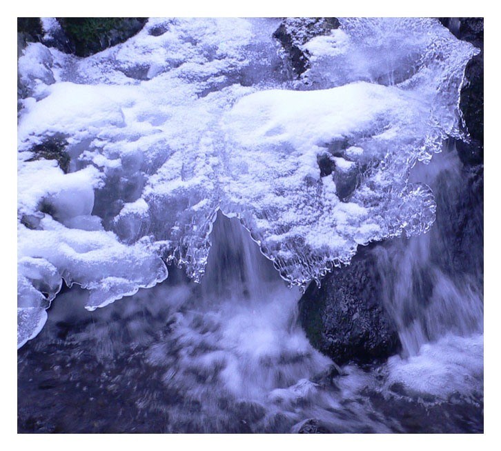 Eis über dem Wasserfall