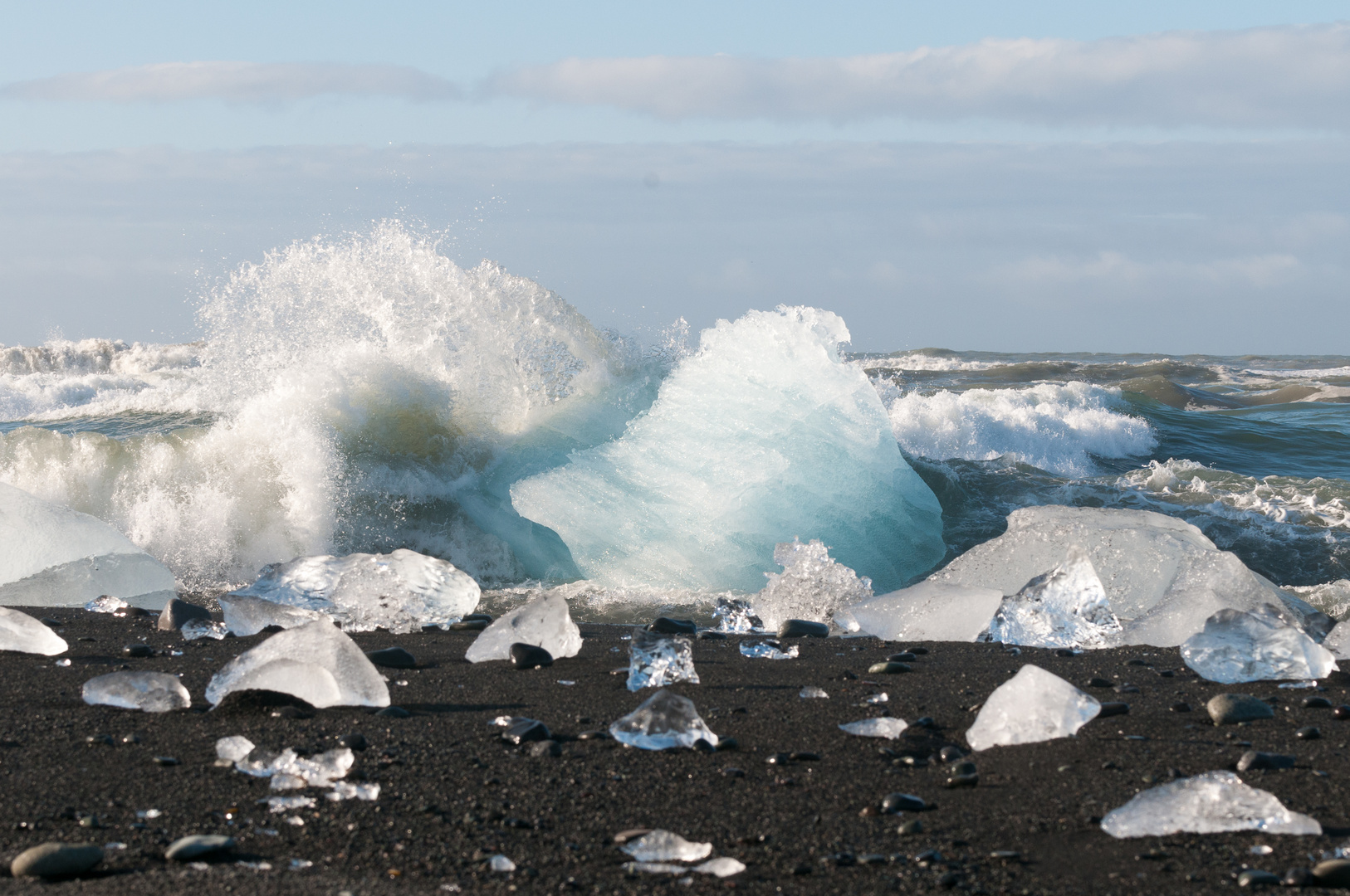 Eis und schwarzer Lavastrand