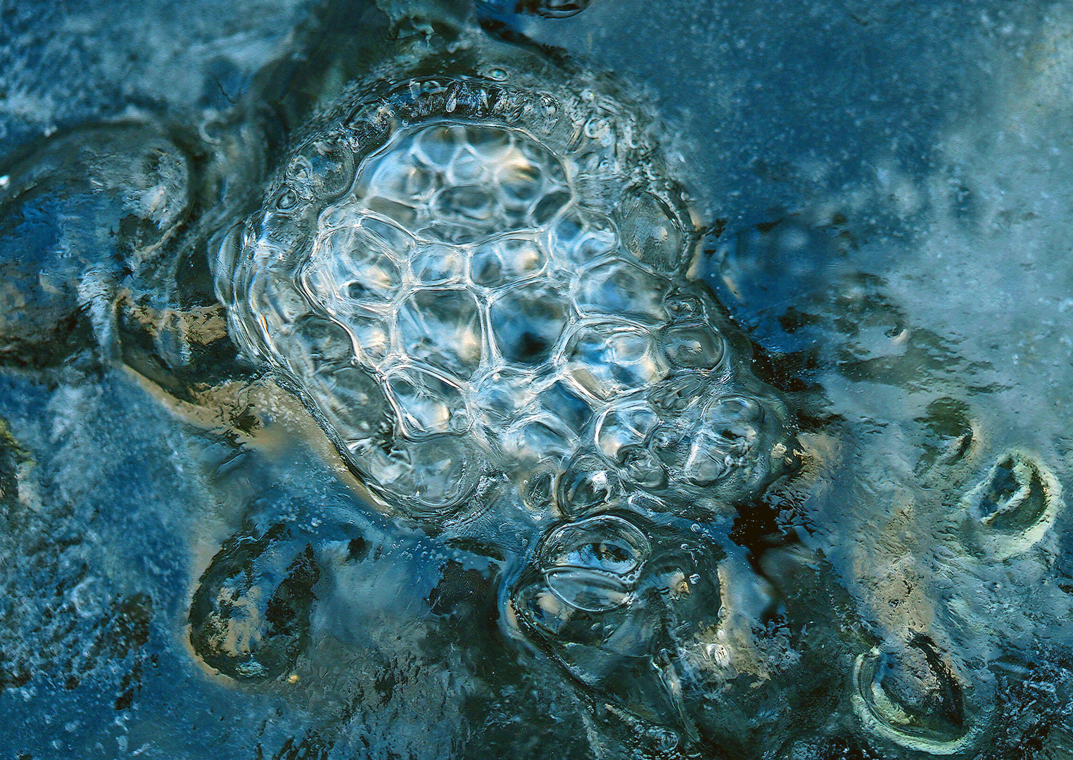 Eis, Wasser, Luftblasen: Der brodelnde Vulkan! (3. Foto) - Un volcan en éruption!