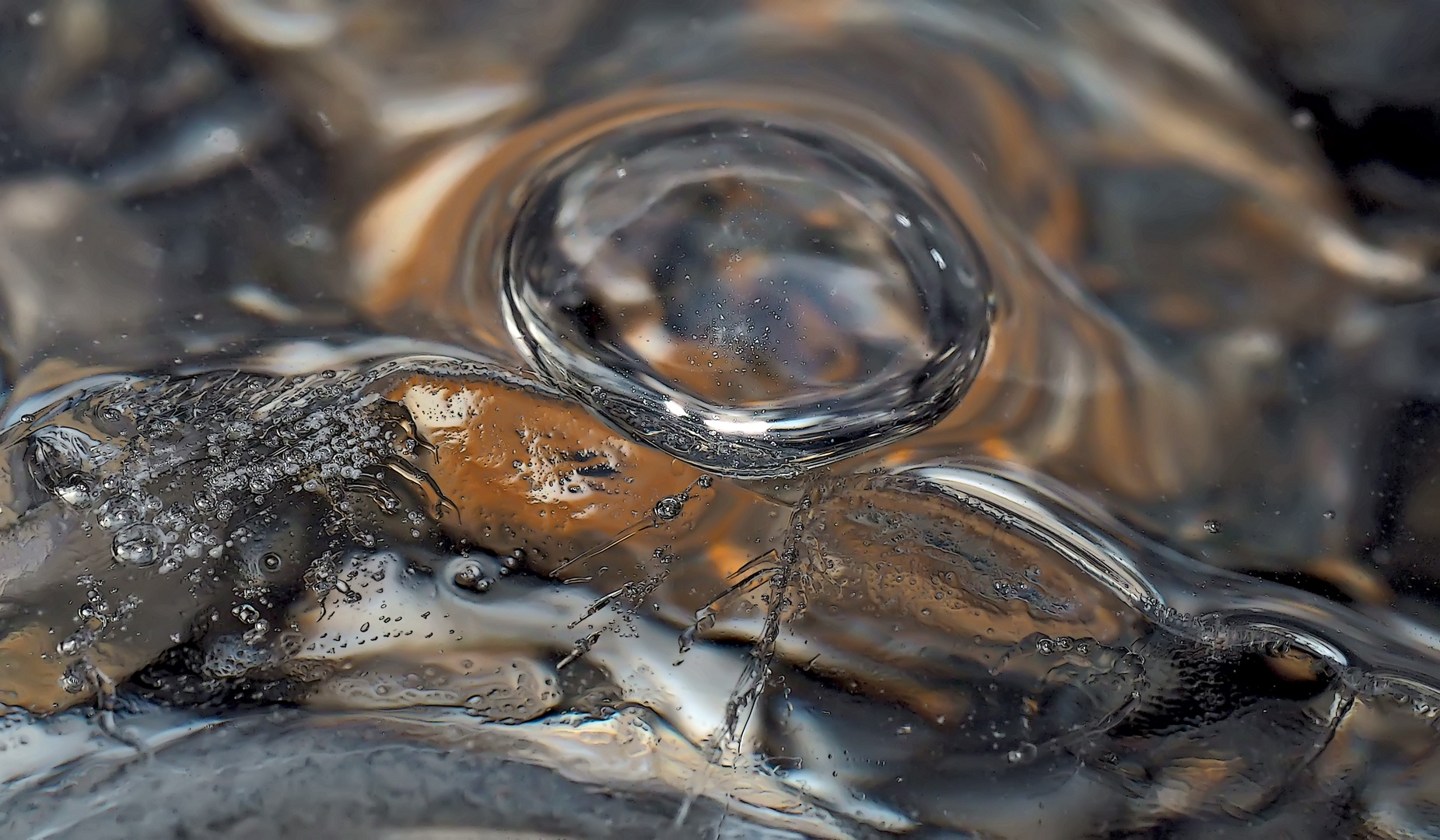 Eis, Wasser, Luftblasen: Makroaufnahme am Bergbach. (1. Foto) - De l'eau, de la glace, de l'air...