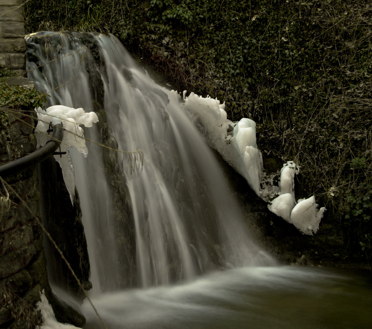 Eis-Wasserfall bei Nacht