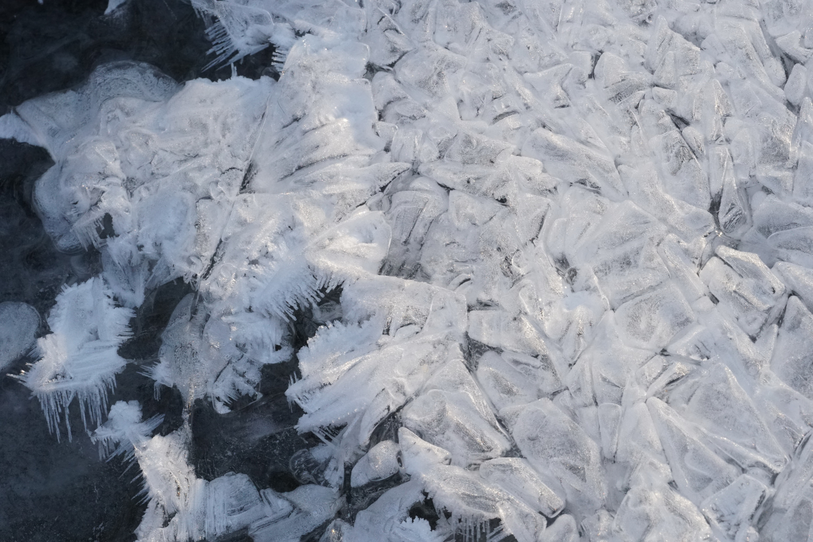 Eis, welches tags zuvor zerbrochen war und durch den Frost zusammenwuchs