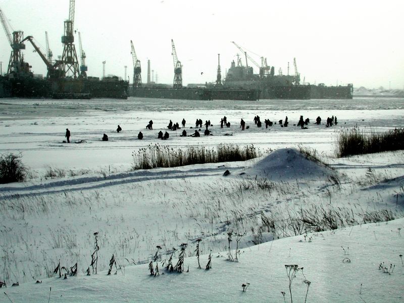 Eisangler im Hafen von Klaipeda