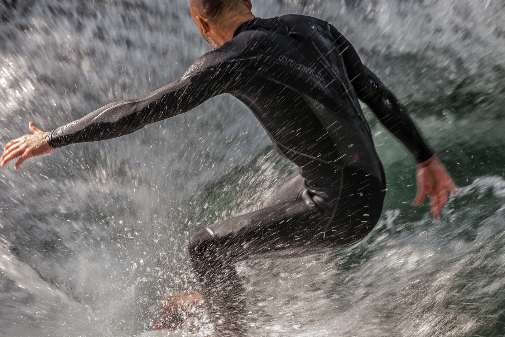 Eisbach - Der Surfer im Element.