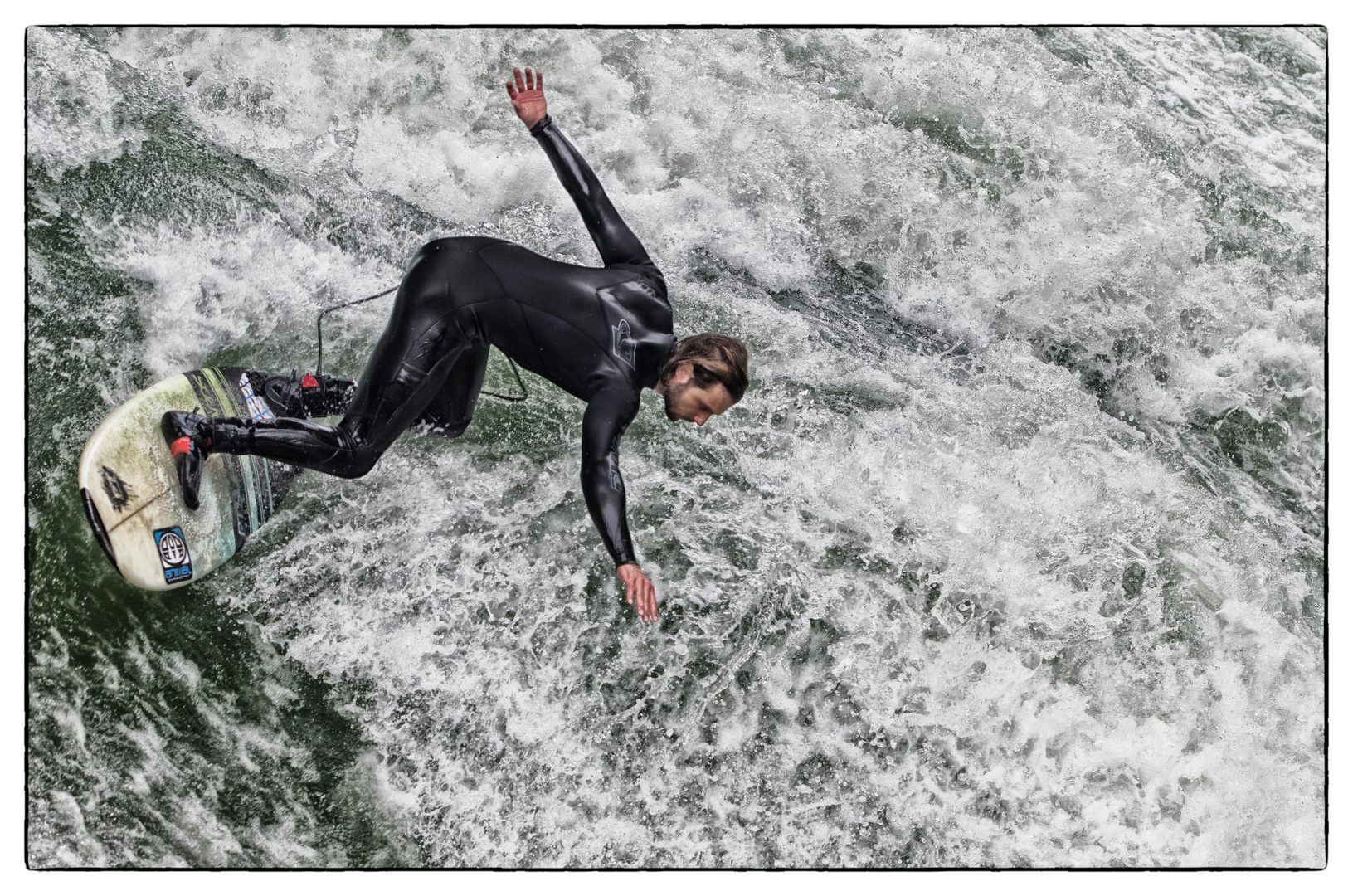 Eisbach ... pure surf action in downtown Munich