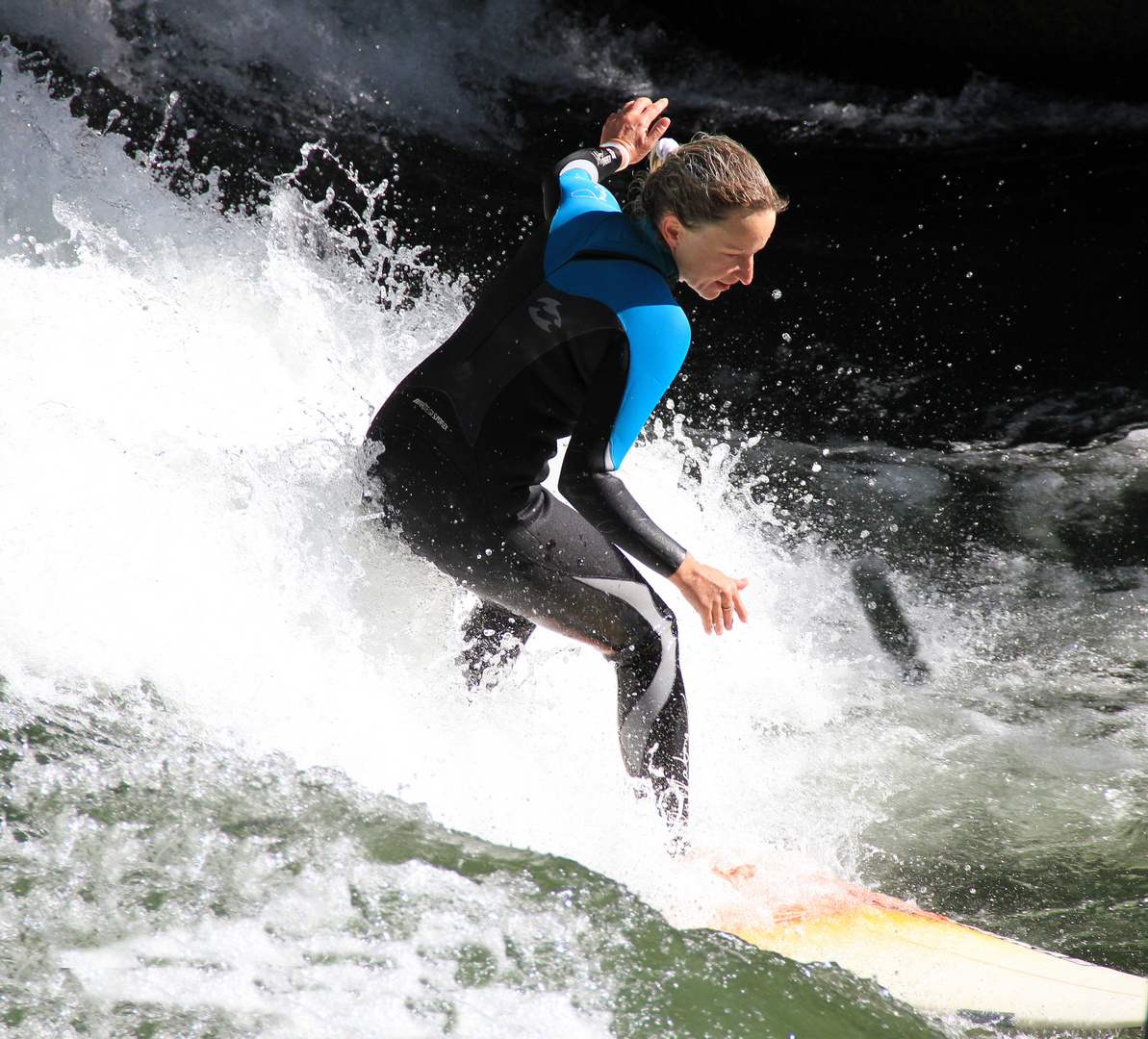 Eisbach-Surfen in München