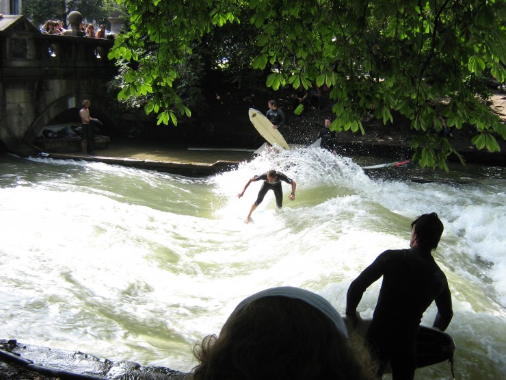 Eisbach-Surfen in München