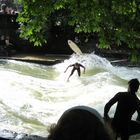 Eisbach-Surfen in München