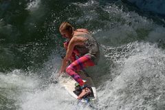 Eisbach-Surfen  - souverän -