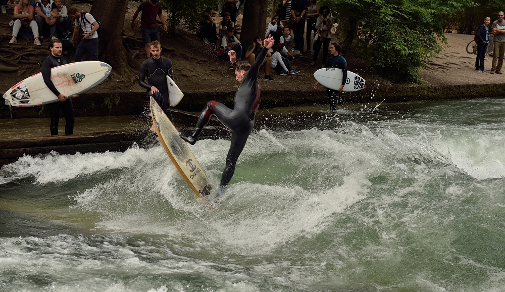 Eisbach-Surfer im Englischen Garten. Ein Sprung in die Perfekte Welle...