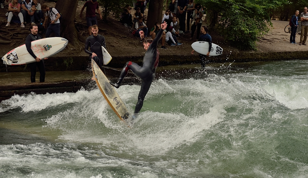 Eisbach Surfer Im Englischen Garten Ein Sprung In Die Perfekte