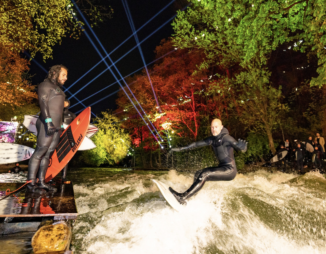 Eisbach-Surfer im Wechsel