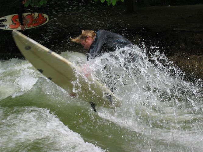 Eisbach-Surfer in der Münchner City