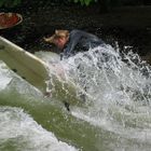 Eisbach-Surfer in der Münchner City