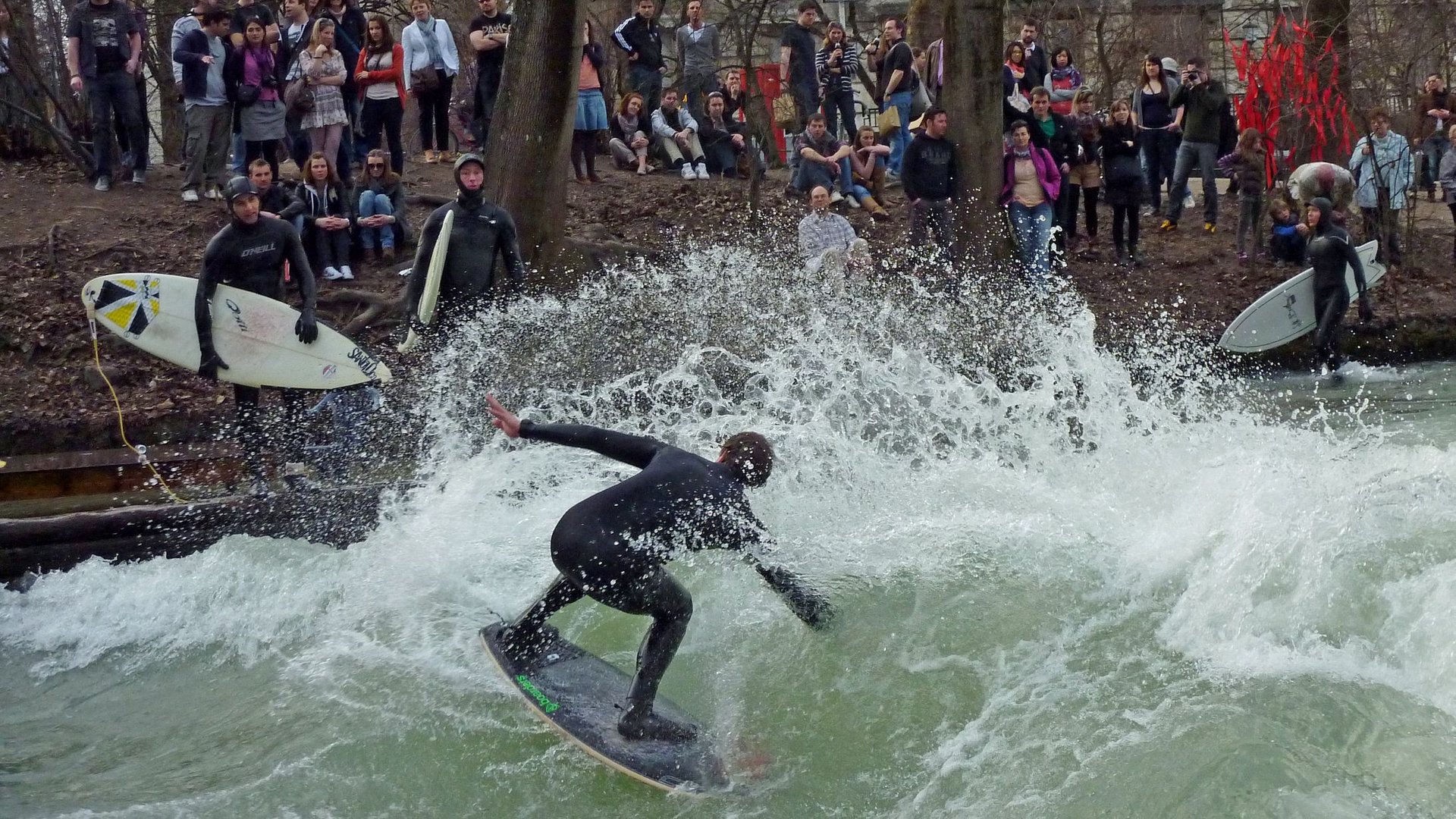 Eisbach-Surfer in München #2