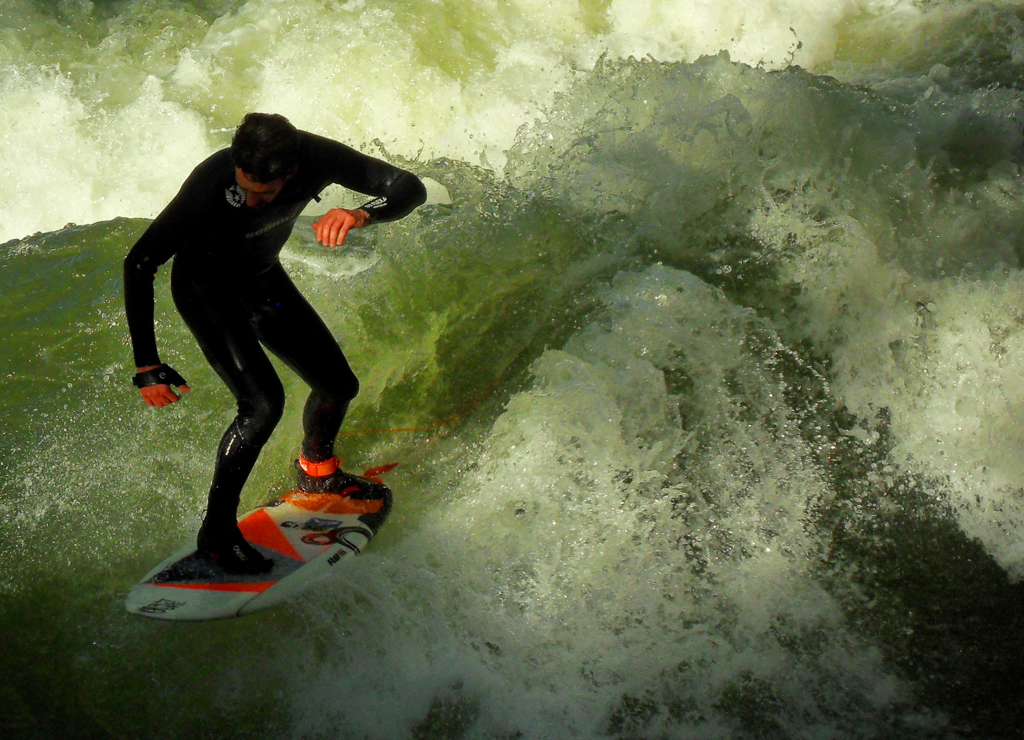 Eisbach-Surfer in München