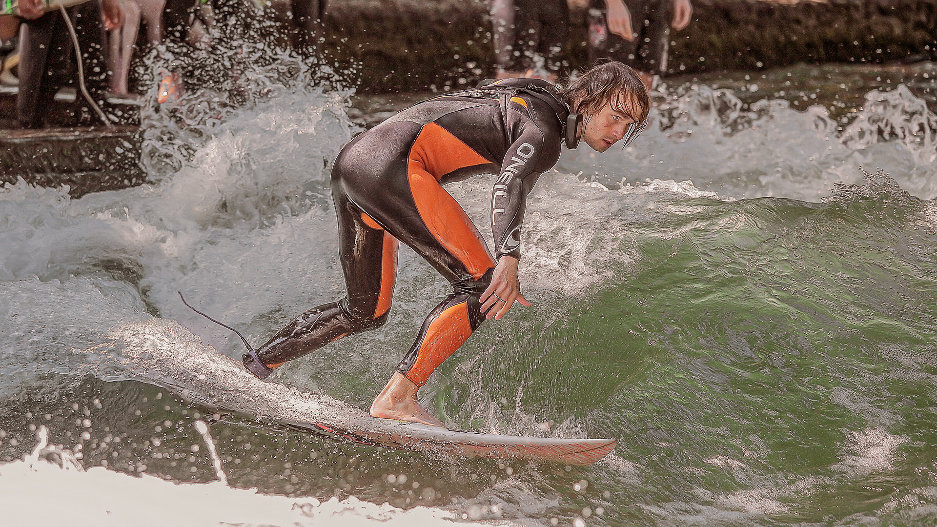 Eisbach-Surfer in Orange