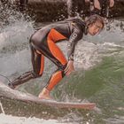 Eisbach-Surfer in Orange