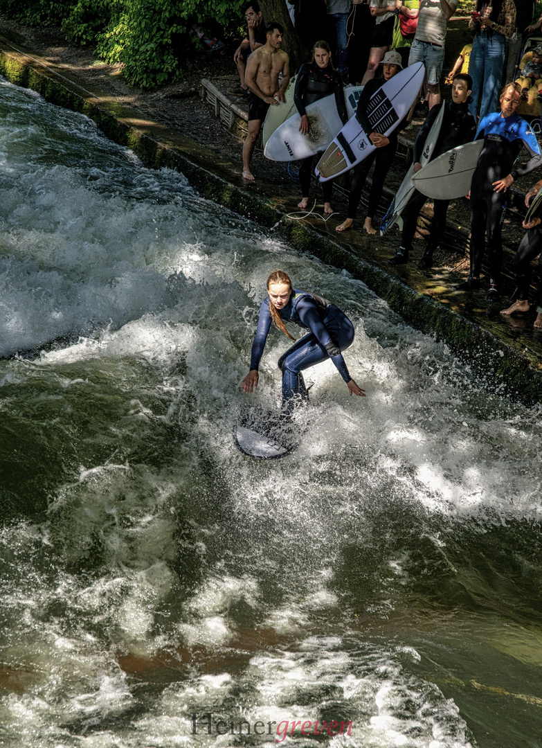 Eisbach Surferin