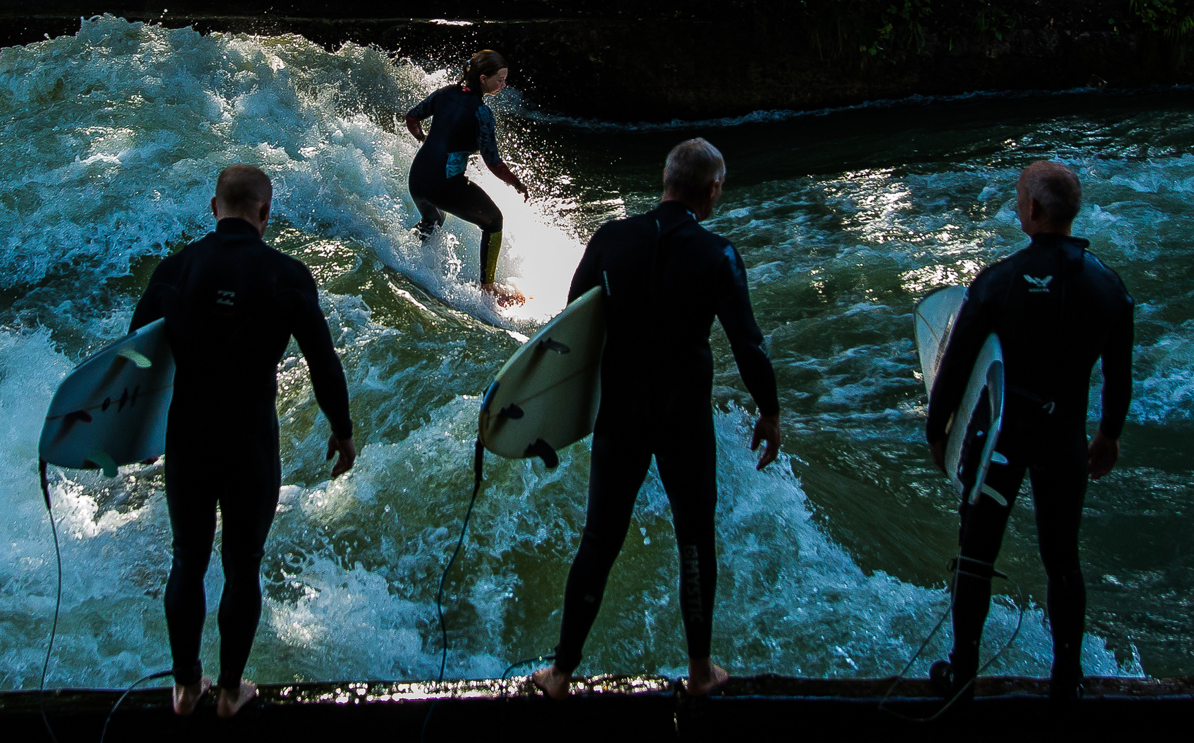 Eisbach-Welle im Gegenlicht