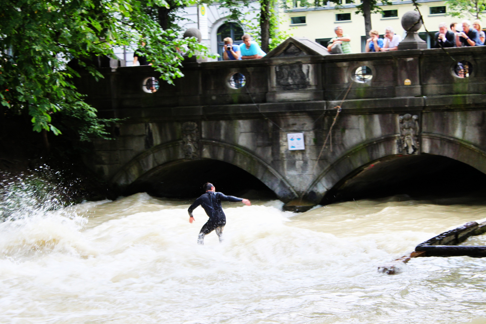 Eisbachsurfen am Haus der Kunst