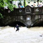 Eisbachsurfen am Haus der Kunst