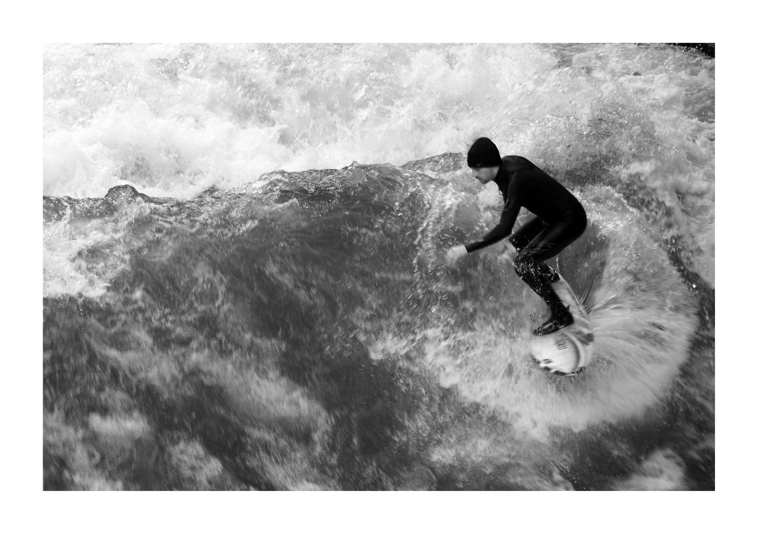 Eisbachsurfen in München