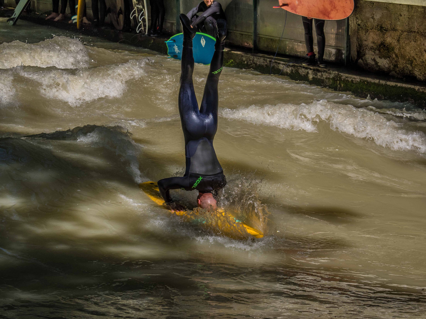 Eisbachsurfen ist Kopfsache