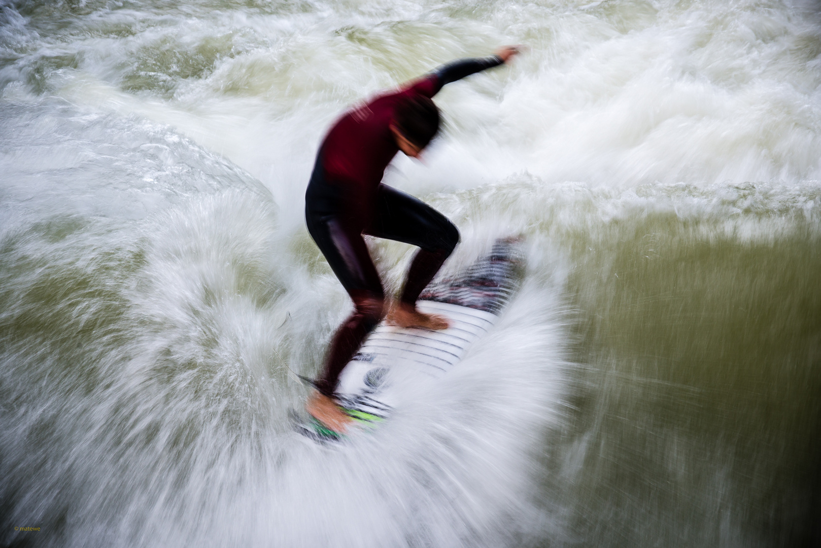 Eisbachsurfer