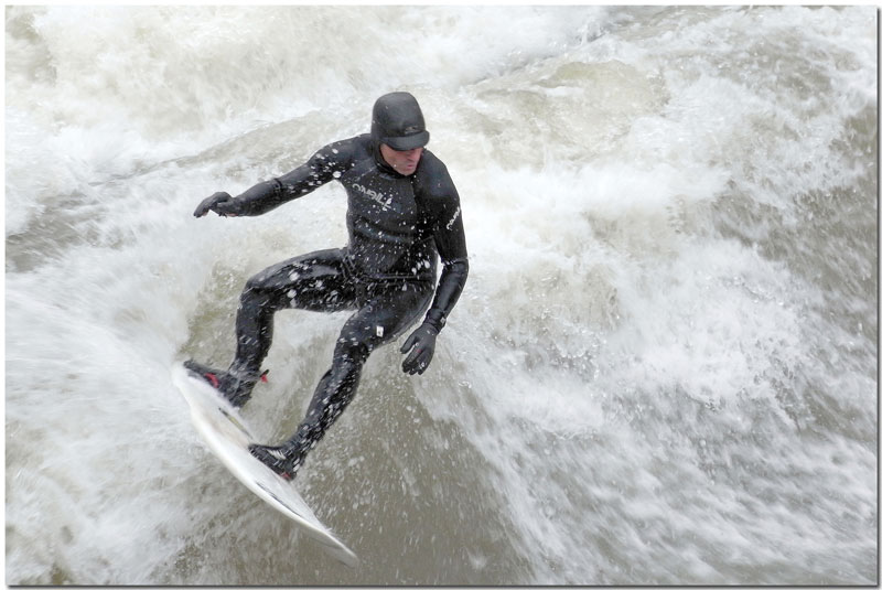 Eisbachsurfer