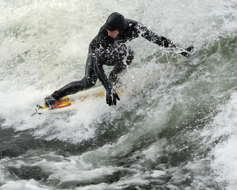 Eisbachsurfer