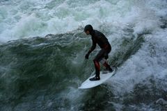 Eisbachsurfer im Winter