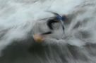 Eisbachsurfer in Einheit mit dem Wasser von bittasuess 