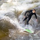 Eisbachsurfer in München