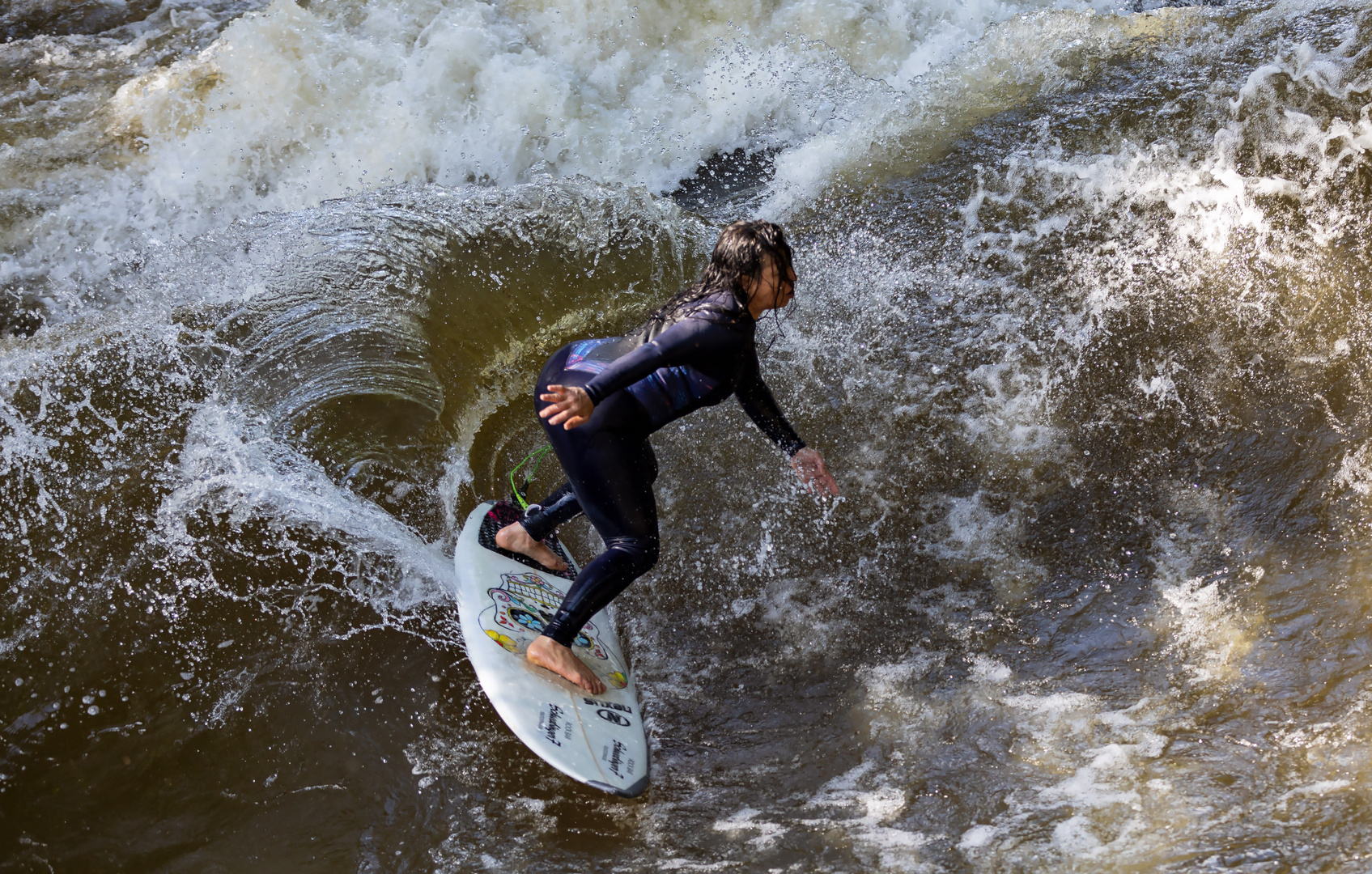 Eisbachsurfer in München