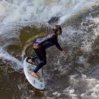 Eisbachsurfer in München