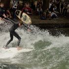 Eisbachsurfer und Eisbachwelle im Englischen Garten in München. Hier trifft sich..