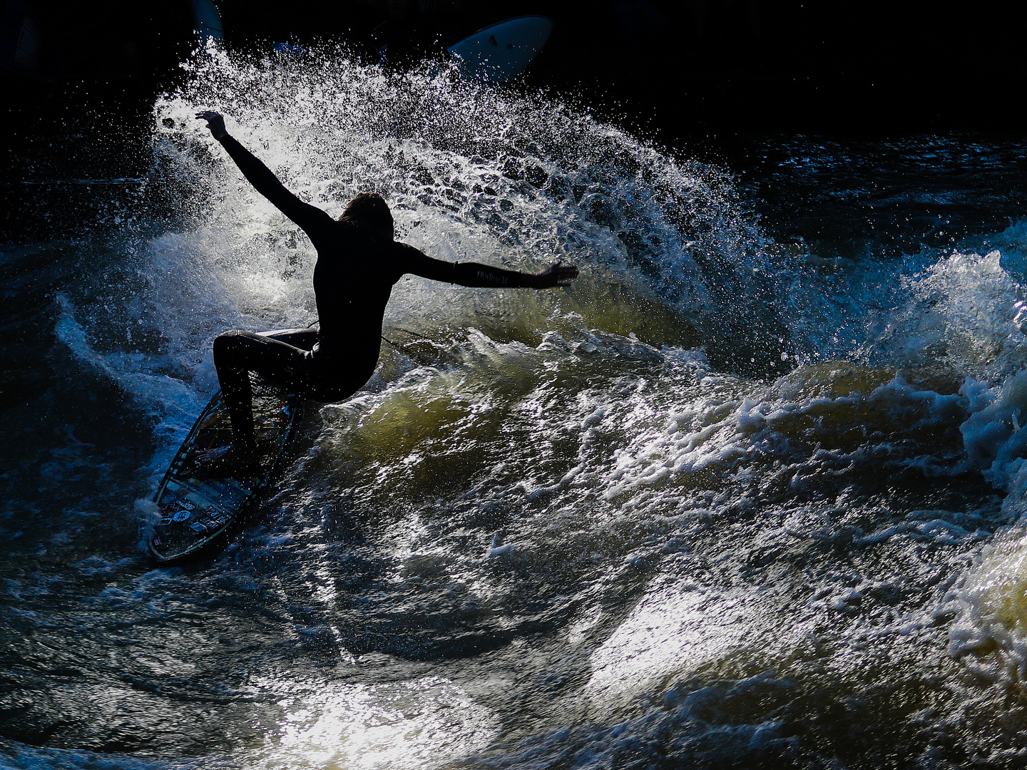 Eisbachsurferin Sophie Puchta