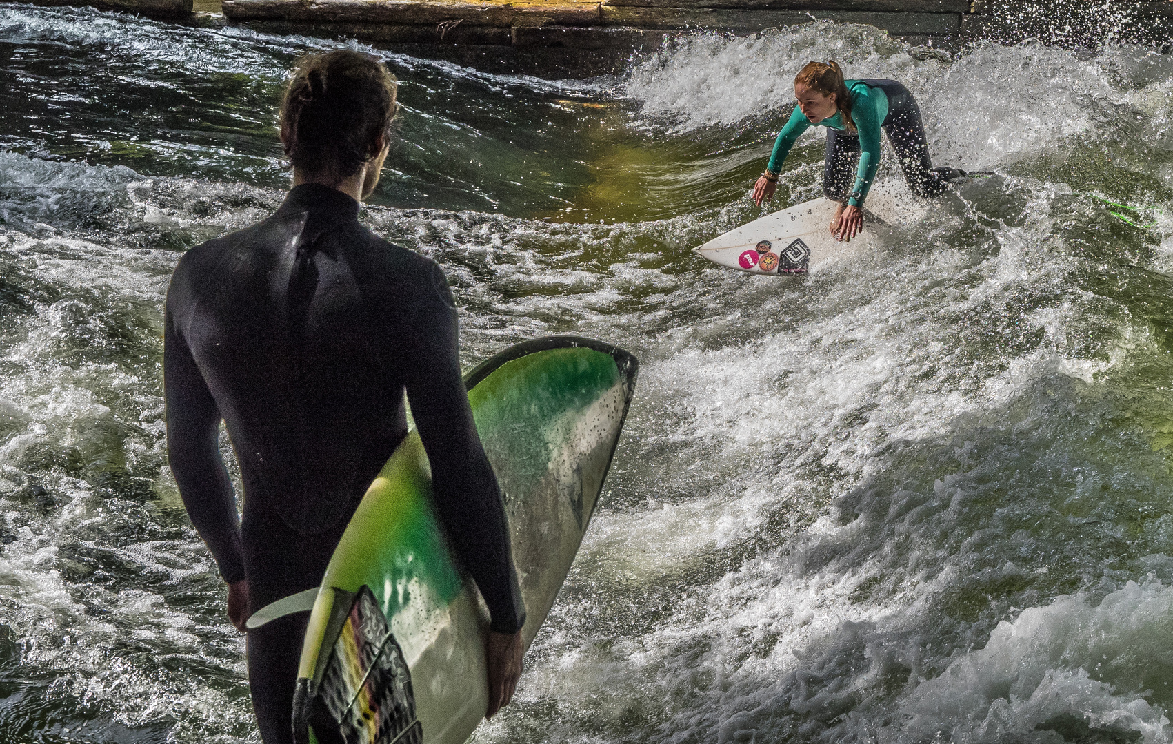 Eisbachsurferin unter Beobachtung