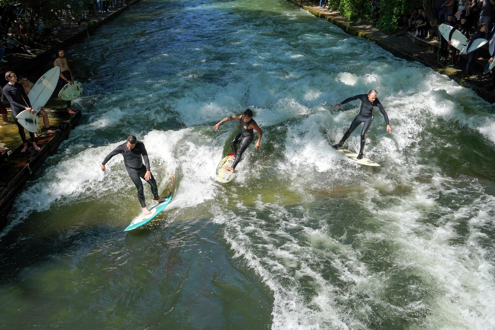 Eisbachwelle-München_2__05/2022 [ drei Surfer gleichzeitig]