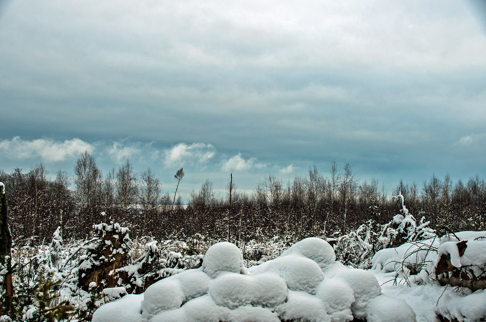 Eisbälle vorm Wolkenhimmel